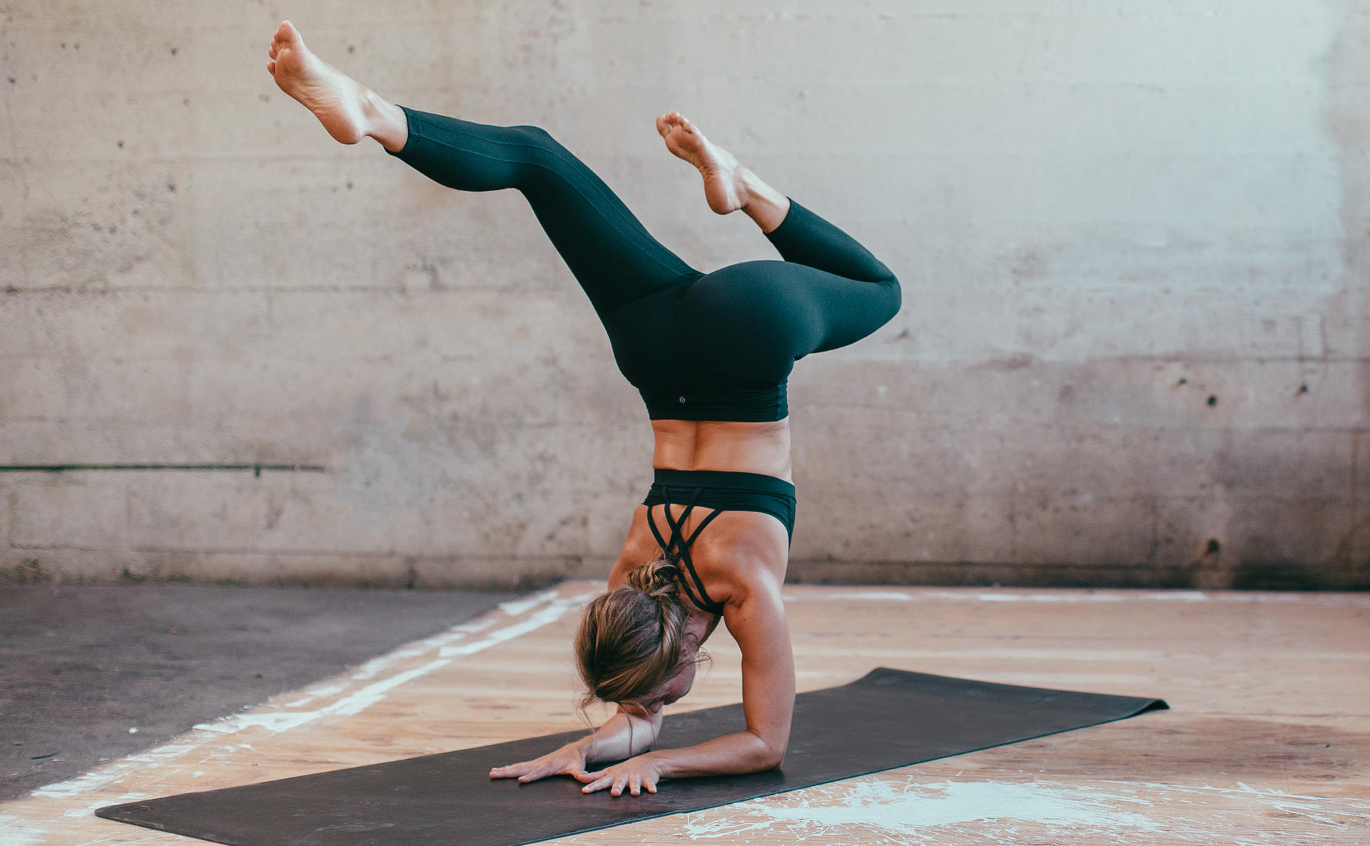 mb-Leggings-Athleisure Gehören Leggings nur zum Sport? Der Athleisure-Trend beweist, dass die engen Hosen aus dem Alltag nicht mehr wegzudenken sind.