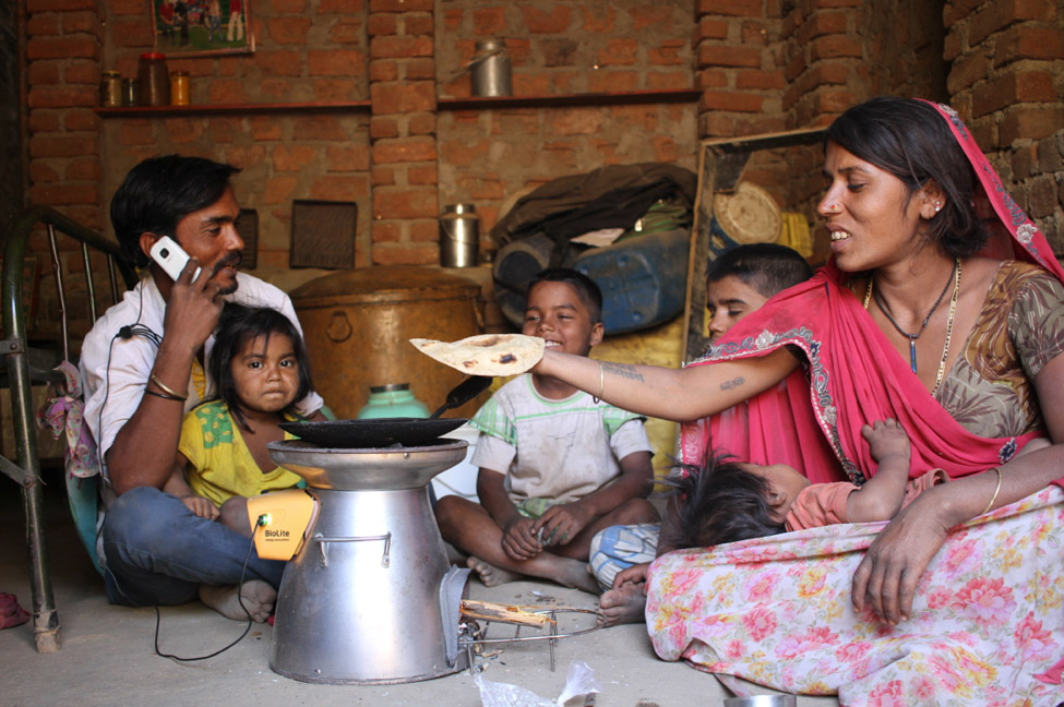 mb-160615-BioLite_HomeStoveUser Keinen giftigen Rauchpartikeln mehr ausgesetzt: Eine Familie in Indien mit dem HomeStove.