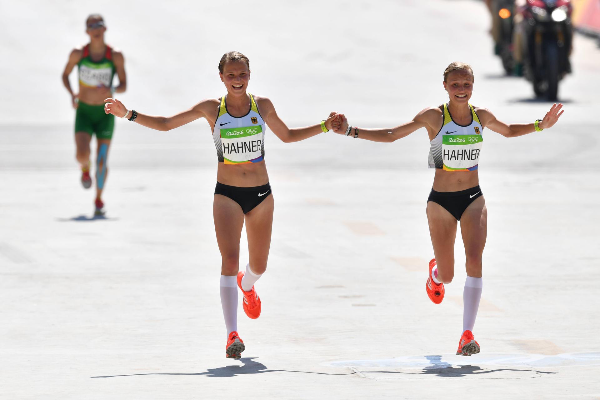 mb-160815-anna-lisa-hahner-zwillinge-marathon-rio-2016 Anna und Lisa Hahner laufen freudestrahlend ins Ziel beim olympischen Marathon-Rennen in Rio.