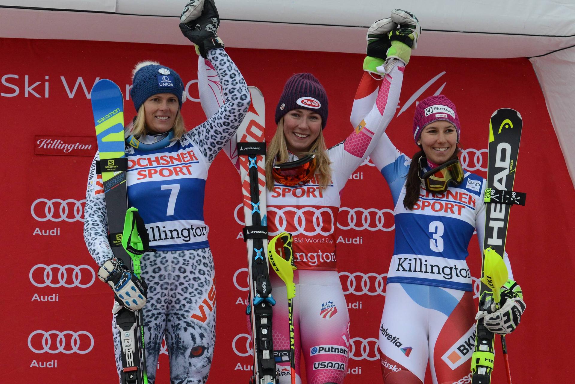 mb-161201-podium-velez-shiffrin-holdener-killington Drei Ski-Stars, drei Ski-Marken: Die derzeit verletzte Veronika Velez-Zuzulová (l., Salomon), Mikaela Shiffrin (Atomic) und Wendy Holdener (r., Head) gemeinsam.