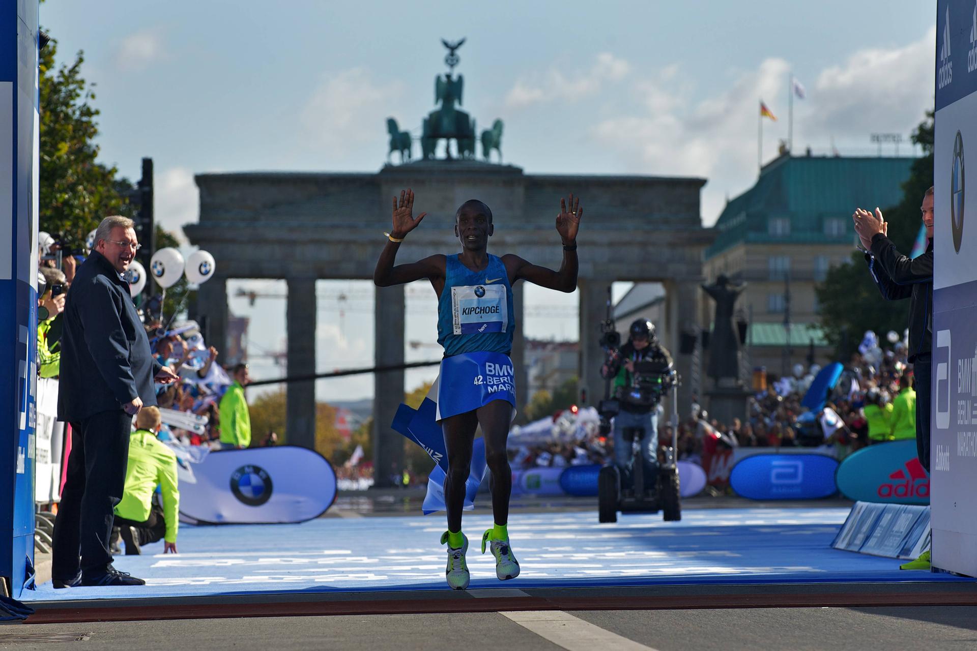 Eliud Kipchoge beim Marathon in Berlin 2015 Marathon Weltrekord Läufer Eliud Kipchoge vor dem Siegestor in Berlin 2015
