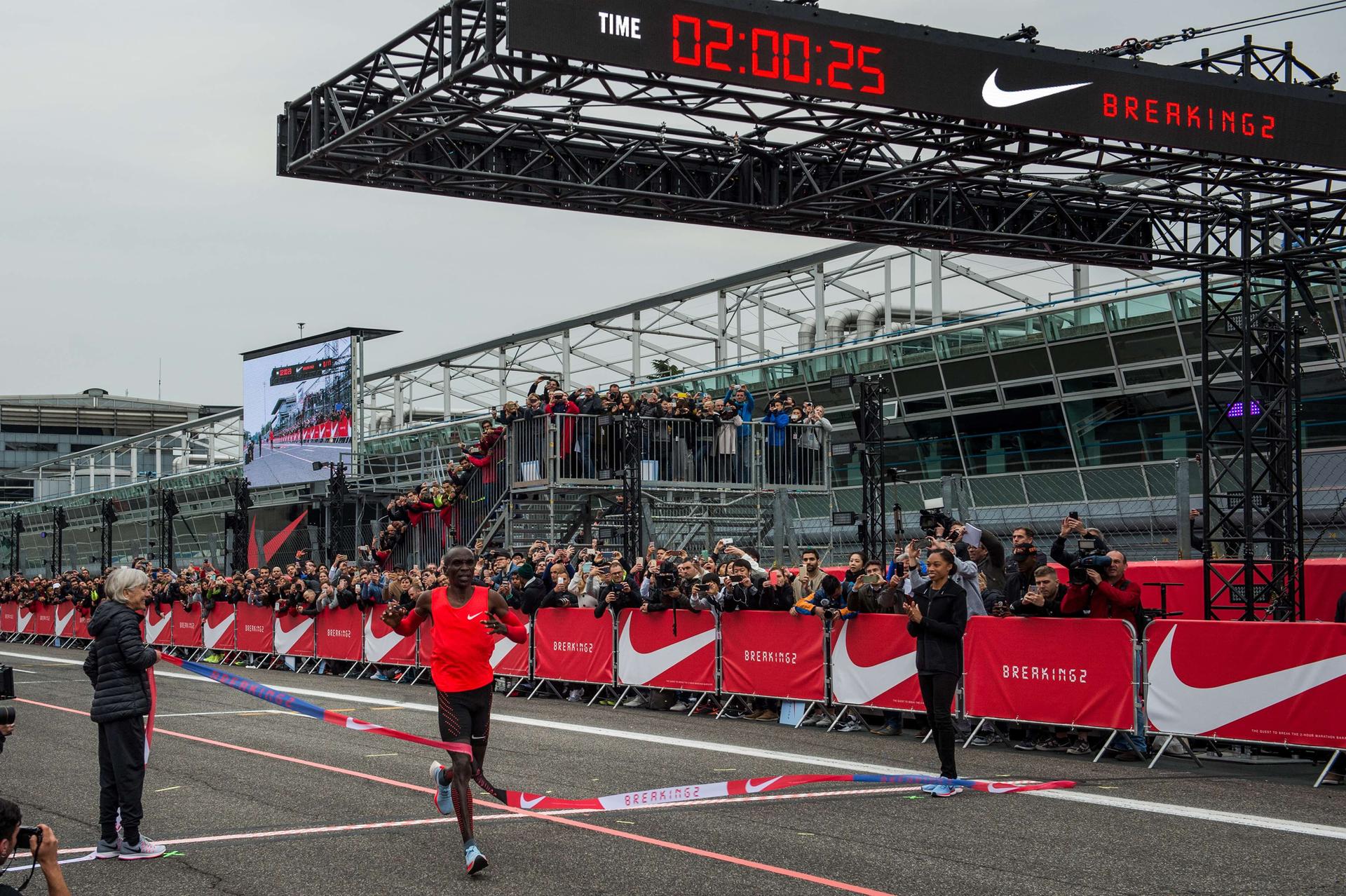 Euid Kipchoge Beim Marathon-Weltrekord Versuch in Monza Eluid Kipchoge beim Marathon Weltrekord Versuch in Monza auf der Ziellinie