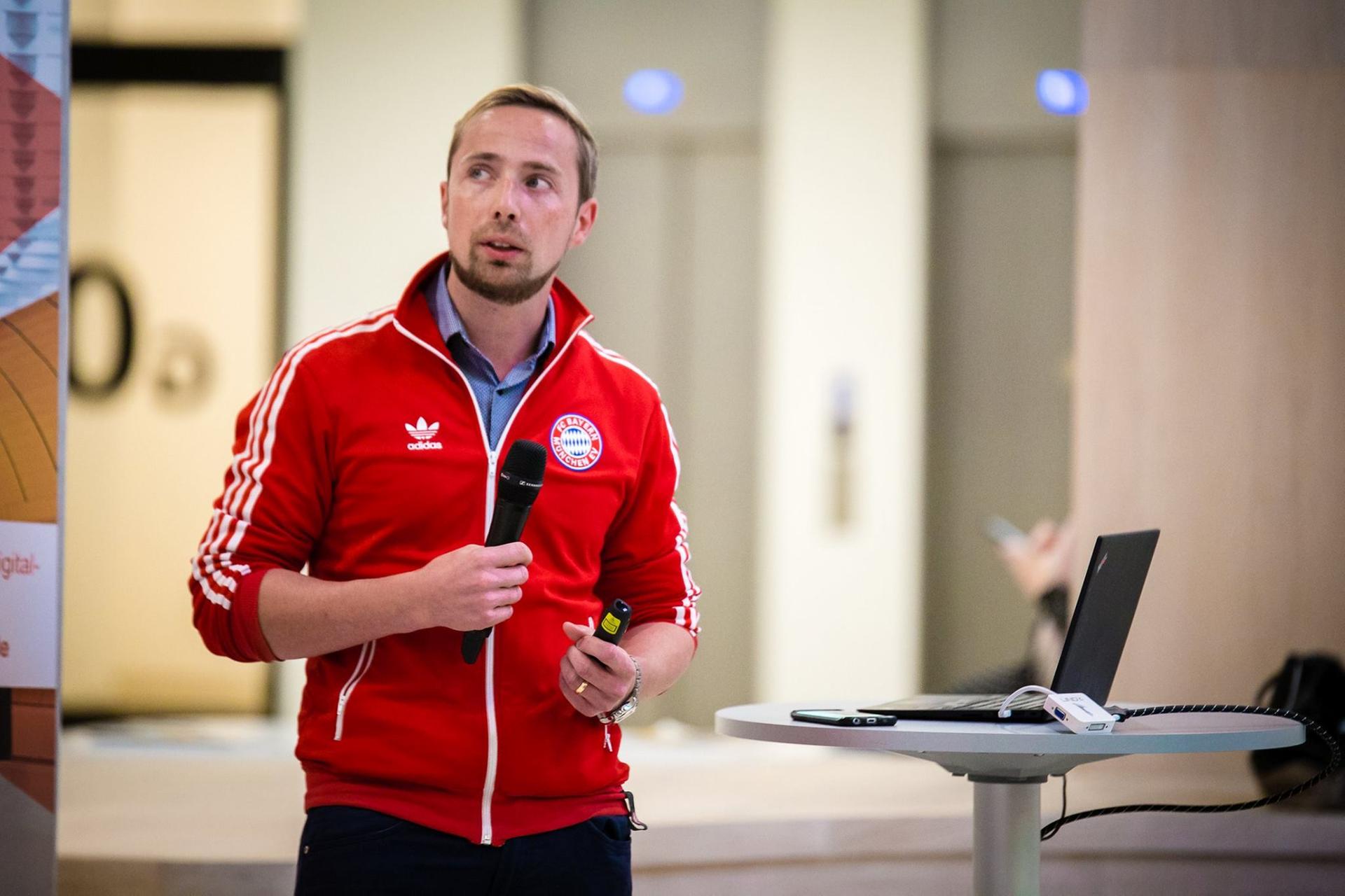mb-FelixLoesner Der FC Bayern gehört zur Weltspitze – auch in den sozialen Netzwerken. Felix Loesner, Teamleiter Social Media, verantwortet derzeit knapp zwei Dutzend Accounts.