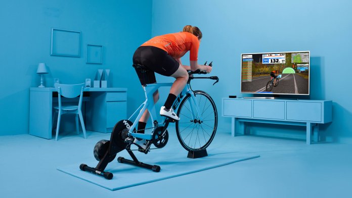 Roller trainer et velo d interieur Avec Zwift Garmin et Cie