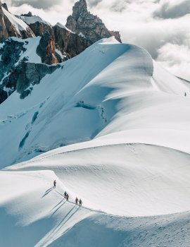 Menschen in verschneiter Berglandschaft