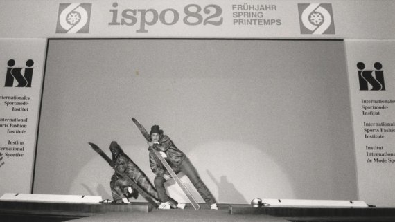 Zwei Models auf Laufsteg in Skimode in den 70er Jahren auf der ISPO. 