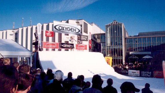 On 100 metres long and 25 metres high, athletes with snowboard freestyle, ski tricks and telemarking showed breathtaking stunts. Ski ramp in front of hall at ISPO Munich.