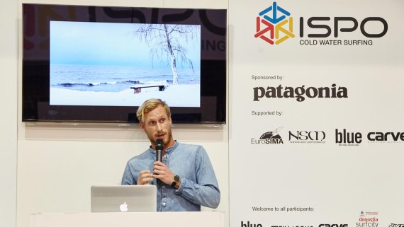 Climate change and changing customer behaviour will be discussed on the ISPO stages. Man holding microphone and speaking on stage.