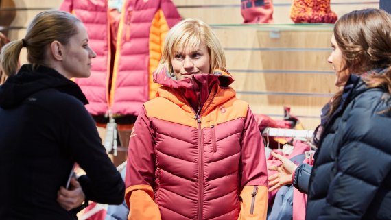 Die neueste Skifashion auf der ISPO Munich 2017. Drei Frauen tragen Skijacken.