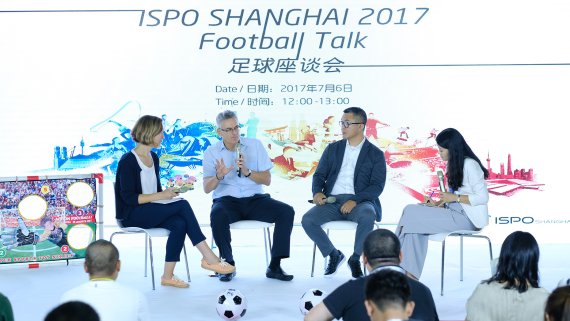 Vier Menschen sitzen auf einer Bühne auf der ISPO Shanghai.