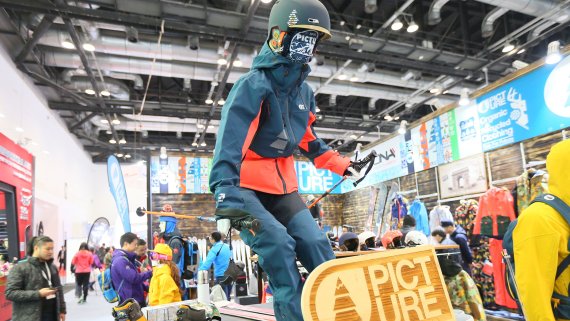 Wachstumspotenzial für den Wintersport in China. Schaufensterpuppe mit Wintersportklamotten bekleidet auf der ISPO Beijing 2017.