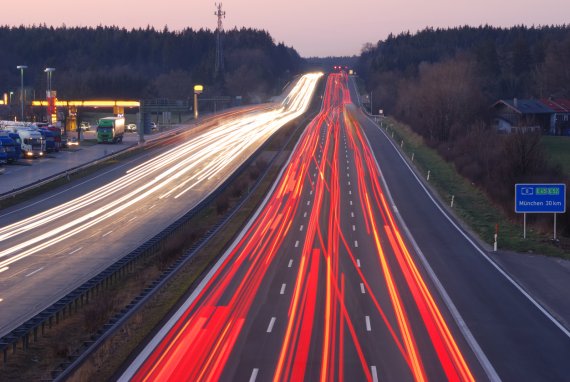 Autos fahren auf der Autobahn in Richtung München