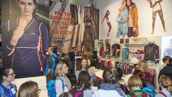 Viele Frauen schauen sich einen Ausstellerstand auf der ISPO Munich an. 