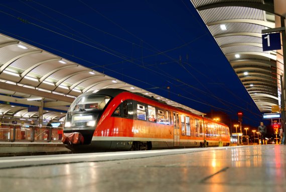 Mit der Bahn gelangen Sie einfach zum Messegelände. Anreise ISPO Munich Bahn
