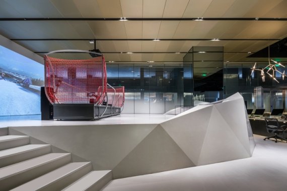 The future of fitness sports: Immersion in virtual worlds increases the experience factor. The studio is made into a projection surface.
