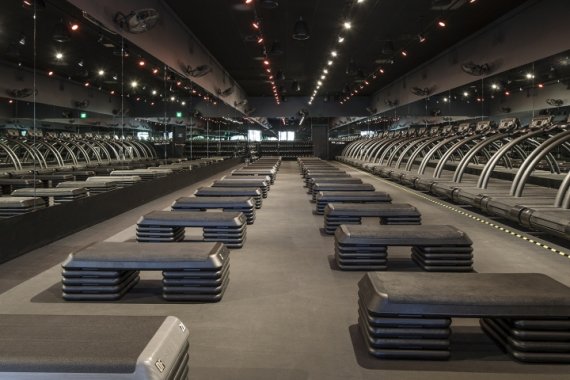 The name says it all with a wink: Barry’s Bootcamp also plays aesthetically with the idea of the military drill.