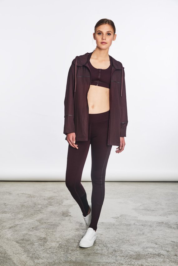 Bei Arys trifft Outdoor-Funktionalität auf Fashion-Minimalismus. Bei Arys trifft Outdoor-Funktionalität auf Fashion-Minimalismus.