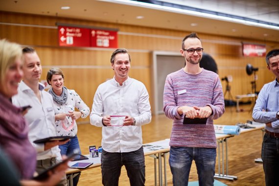 Harte Arbeit, die Spaß macht: Die kompetente Jury, hier mit Head of ISPO Brandnew Markus Hefter, prüft die eingereichten Produkte der Start-ups.