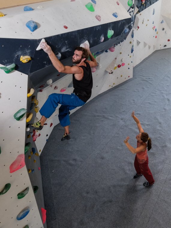 The safety risk with bouldering is lower than with rope climbing.