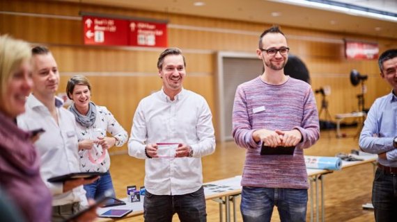 Hard work that's fun: the competent jury, here with Head of ISPO Brandnew Markus Hefter, tests the submitted products of the start-ups.