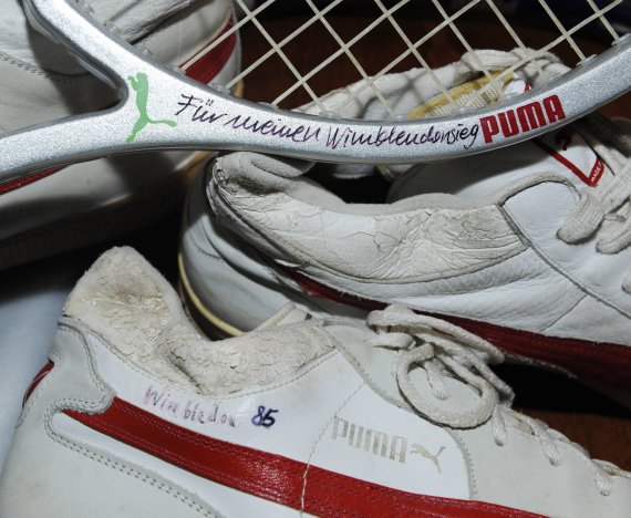 Ein Stück Zeitgeschichte: Schuhe und Schläger von Puma, mit denen Boris Becker 1985 Wimbledon gewann. „Boris gehört immer zu unserer Familie“, sagt CEP Björn Gulden und kündigte an, den früheren Tennisstar bei der Lösung seiner Finanzproblemen zu unterstützen.
