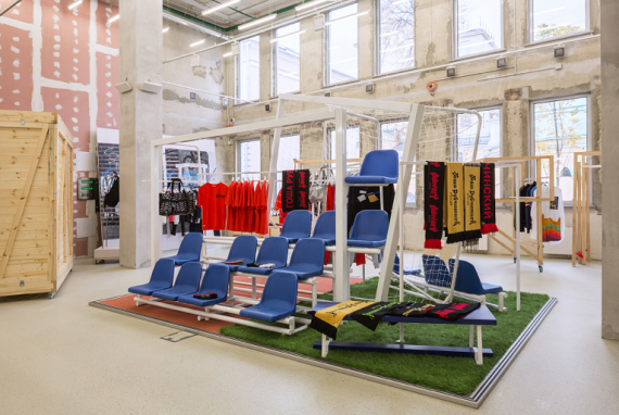 km20 kombiniert teure Avantgarde-Fashion mit Streetwear, Sport und trendigen Lifestyle-Produkte. km20 kombiniert teure Avantgarde-Fashion mit Streetwear, Sport und trendigen Lifestyle-Produkte.