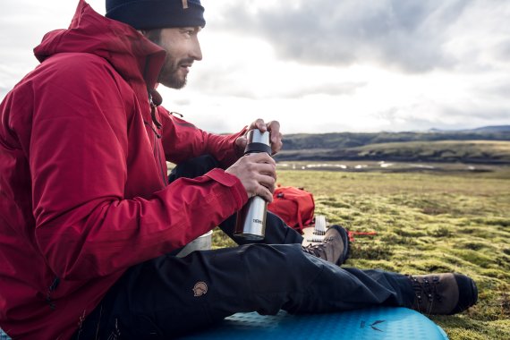 Mann beim Wandern, macht Pause