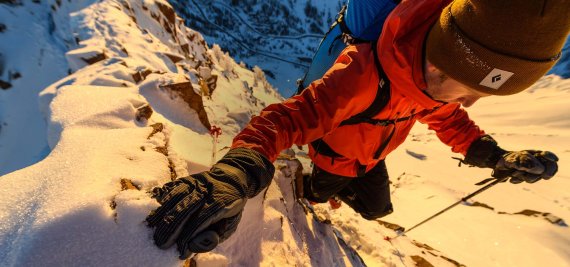 Skitourengeher in steilem Gelände