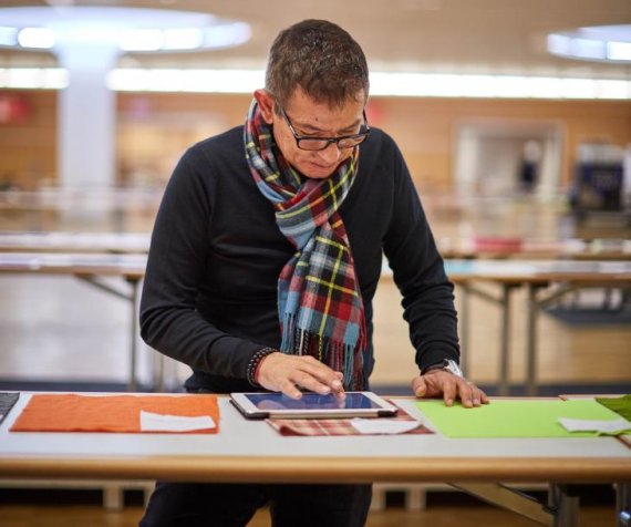 Mattias Robl David Shah, Chefredakteur von VIEW, kennzeichnet ein Produkt auf der ISPO TEXTRENDS Judging App.