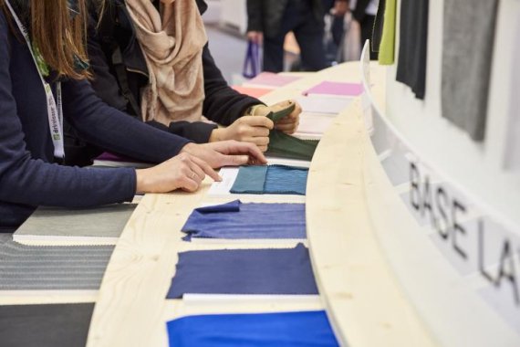 Schauen Sie sich die neuesten Entwicklungen für den Herbst/Winter 19 aus nächster Nähe an. Schauen Sie sich die neuesten Entwicklungen für den Herbst/Winter 19 aus nächster Nähe an.