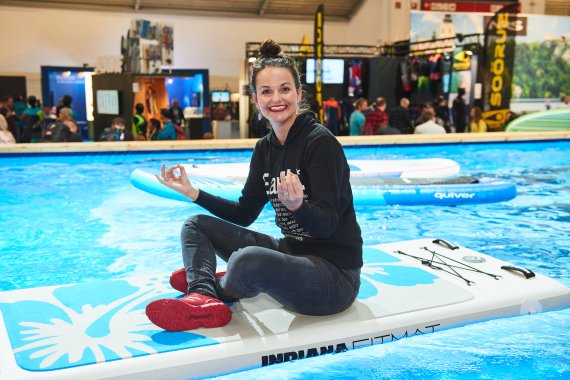 Beim SUP-Yoga kann sich Maggy ein bisschen vom Messetrubel erholen - dennoch ist volle Konzentration angesagt.