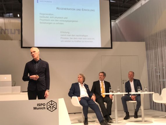 From left to right: Helmut Fleischer (Alliance for Prevention), Dr. Walter Eichendorf (President of the German Road Safety Council (DVR) and Jochen Niehaus (editor-in-chief, Focus Gesundheit). From left to right: Helmut Fleischer (Alliance for Prevention), Dr. Walter Eichendorf (President of the German Road Safety Council (DVR) and Jochen Niehaus (editor-in-chief, Focus Gesundheit).
