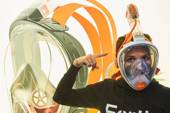 Hobby-Taucherin Maggy findet gefallen an den neuen Trends im Wassersports Village. Hobby-Taucherin Maggy findet gefallen an den neuen Trends im Wassersports Village.