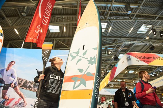 Maggy will heute sportlich hoch hinaus - im Watersports findet sie das passende Equipment für Ausflüge ins kühle Nass.SUP-Board 