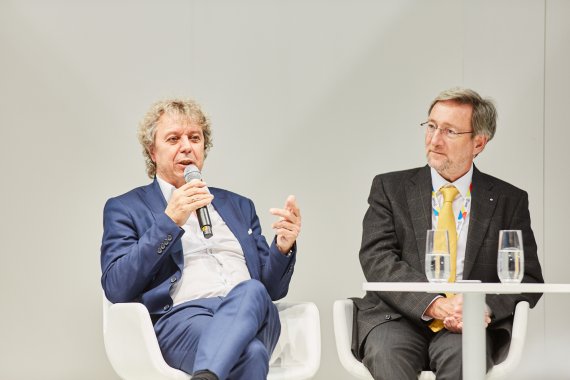 Helmut Fleischer: „An ihrem ersten Tag bekommen Studierende am Münchner Campus M21 eine leere Wasserflasche geschenkt, die sie an vielen Wasserstation kostenlos befüllen können - ein super Idee!" Helmut Fleischer: „An ihrem ersten Tag bekommen Studierende am Münchner Campus M21 eine leere Wasserflasche geschenkt, die sie an vielen Wasserstation kostenlos befüllen können - ein super Idee!"