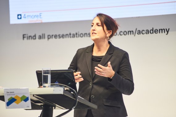 Eva Janich spricht auf der ISPO Munich 2018 über Gefahren des digitalen Wandels für Unternehmen. Eva Janich spricht auf der ISPO Munich 2018 über Gefahren des digitalen Wandels für Unternehmen.