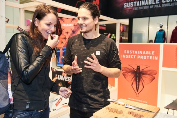 Maggy testet den Riegel aus Insekten. Maggy testet den Riegel aus Insekten.
