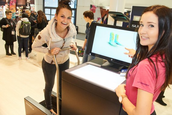 An der „fitstation“ lässt sich Maggy für ihren persönlich angefertigten Laufschuh individuelle Sohlen und Einlagen nach 3D-Scan anfertigen. An der „fitstation“ lässt sich Maggy für ihren persönlich angefertigten Laufschuh individuelle Sohlen und Einlagen nach 3D-Scan anfertigen.
