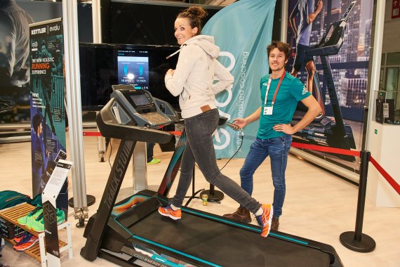 Beim ISPO Brandnew Gewinner 2016 EVALU gibt es eine Laufbandanalyse „on the run“, bei jedem Schritt, immer und überall. Beim ISPO Brandnew Gewinner 2016 EVALU gibt es eine Laufbandanalyse „on the run“, bei jedem Schritt, immer und überall.