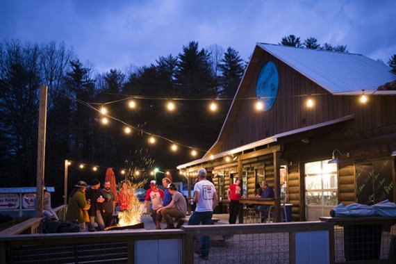 The Hub & Pisgah Tavern in North Caroline zieht die Community mit einer Outdoor Bar mit Feuerstelle an.