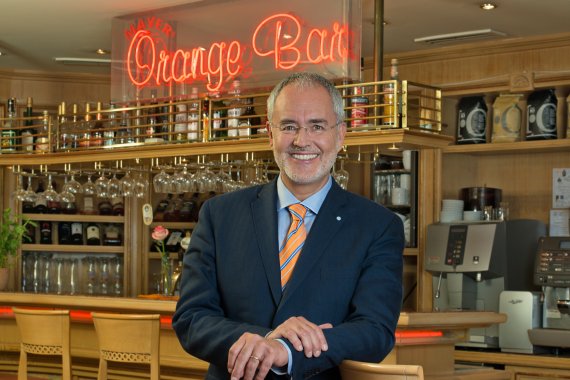 Conrad Mayer ist Vorsitzender des Bayerischen Hotel- und Gaststättenverbands. Der Münchner Hotelier (Conrad-Hotel de Ville) vertritt rund 1200 Mitglieder aus Hotellerie und Gastronomie in der DEHOGA Bayern. Conrad Mayer ist Vorsitzender des Bayerischen Hotel- und Gaststättenverbands. Der Münchner Hotelier (Conrad-Hotel de Ville) vertritt rund 1200 Mitglieder aus Hotellerie und Gastronomie in der DEHOGA Bayern.