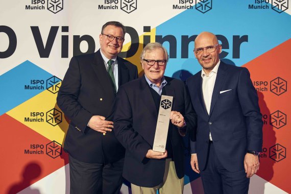 Quelle: Messe München Columbia-CEO Tim Boyle (Mitte) beim ISPO Vip-Dinner auf der ISPO Munich 2018 mit Klaus Dittrich (rechts), Vorsitzender der Geschäftsführung der Messe München und Laudator Flori Schuster (links).