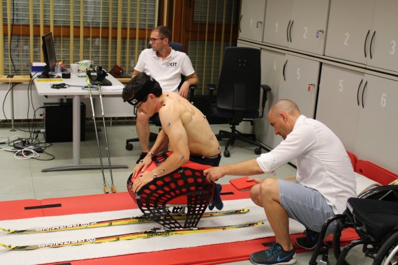 Team Snowstorm analysiert den Schlitten des nordischen Athleten Martin Fleig. Team Snowstorm analysiert den Schlitten des nordischen Athleten Martin Fleig.