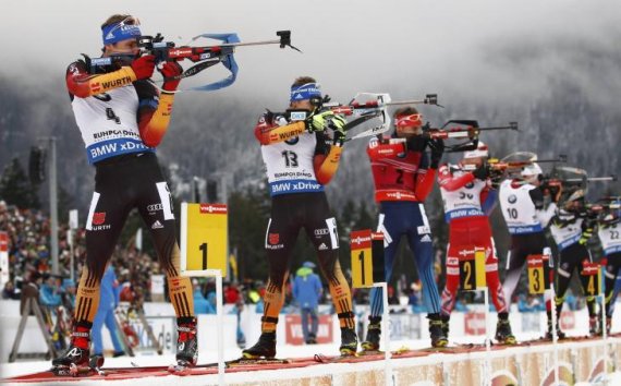 Die deutschen Biathleten Simon Schempp und Andreas Birnbacher (v.l.n.r.) versuchen, schneller als ihre Konkurrenten ins Ziel zu kommen.