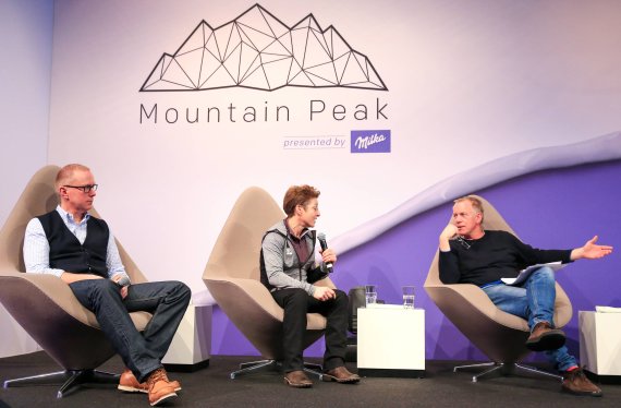 Bruno Marty (left) at the Mountain Peak Summit in early 2018 with FIS Secretary General Sarah Lewis and moderator Johnannes B. Kerner.