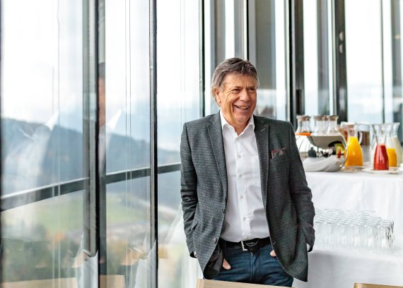 Peter Schröcksnadel ist seit 1990 ÖSV-Präsident Peter Schröcksnadel ist seit 1990 ÖSV-Präsident
