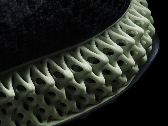 Beim Futurecraft 4D kreiert adidas den weltweit ersten High-Performance-Schuh mit einer Zwischensohle, die mittels Licht und Sauerstoff gefertigt wird. 