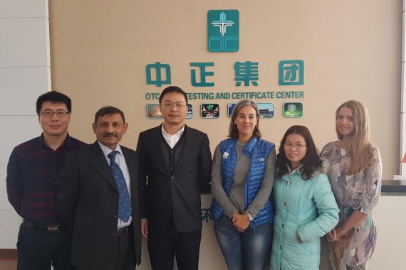 Amit Chowdhury (zweiter von links) und Stephanie Stettbacher (dritte von rechts) beim Meeting mit dem neuem Test Lab Jiangsu Zhongheng Testing Co. Ltd.