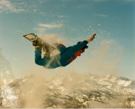 Quelle: Blue Tomato 1988 gründete Gerfried Schuller Blue Tomato als Snowboardschule und Garagenshop. 1994 eröffnete der erste „richtige“ Laden in Schladming.