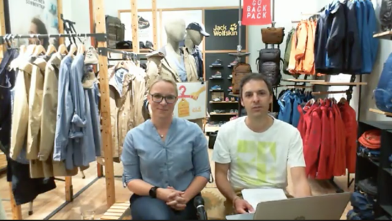 Melanie Kuntnawitz, Head of Vendor Control bei Jack Wolfskin und ihr Kollege beim Q&A auf Facebook